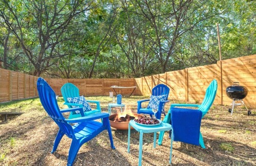 Austin Apartment | Santorini Inspired | Firepit | Grill I Yoga