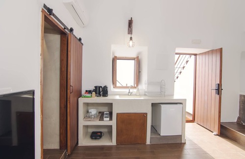Akrotiri Apartment | Santorini Luxury Suite w/Rooftop HotTub & SeaView