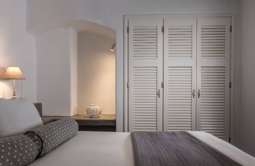 Kamari Apartment | Santorini Suite with Sea View 4