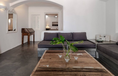 Kamari Apartment | Santorini Suite with Sea View 4