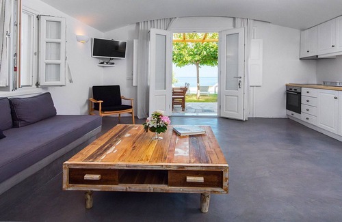 Kamari Apartment | Santorini Suite with Sea View 4