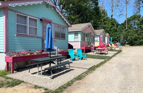 Plymouth House | Santorini*themed*priv. yard*near beach* firepit*outdoor shwr