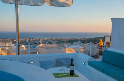 Santorini House | Santorini-treasures Rockside Villa traditional