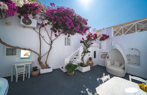 Oia House | SantoriniParadise: TRADITIONAL APARTMENT in old Oia