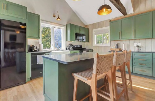 Bromley Mountain House | Sap House Hideaway | Walk to Bromley Mt w/Hot Tub
