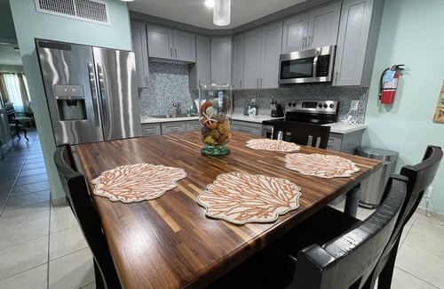 Red Hook Condo | Sapphire Beach; St Thomas USVI; Sleep 4; STEPS FROM BEACH