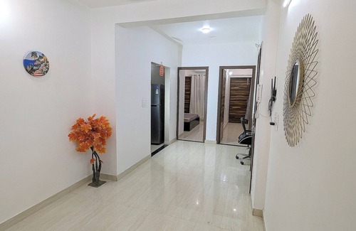 Delhi Apartment | Sapphire ~ Luxurious 3 BHK Near Lake & Golf Course , Free Wifi, Parking, Kitchen