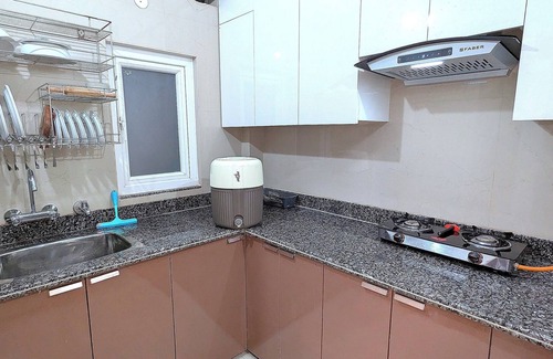 Delhi Apartment | Sapphire ~ Luxurious 3 BHK Near Lake & Golf Course , Free Wifi, Parking, Kitchen