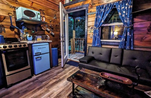 Pittsburg Cabin | Sapphire Springs Cabin, unique, blue + water themed, above Rockcastle River KY!