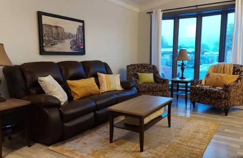 Brantford House | Sara's Place - 3 Bedroom Home with Laundry - Close to downtown!