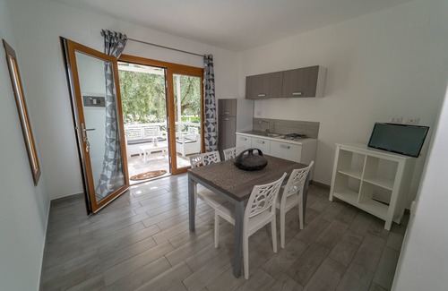 Mattinata House | "saracena" superior holiday home with swimming pool and private beach