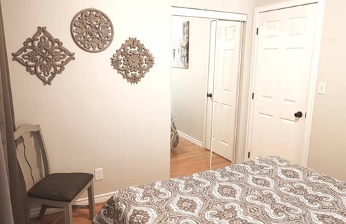 Sarnia House | Sarnia Central Six - BIG 6 BR 2 BA - patio and BBQ