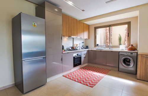 Tamrhakht Apartment | Sasha - Piscine - Luxe-Apartment-Deluxe-Mobility bath-Pool view