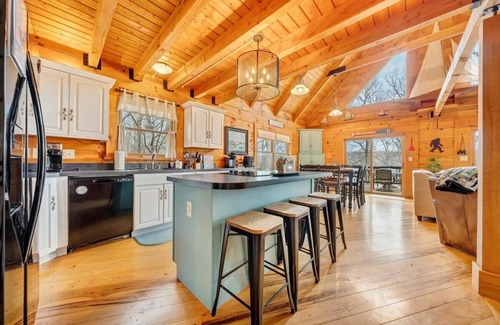 Westlake Corner Cabin | Sasquatch Lodge: Smith Mountain Lakefront Cabin