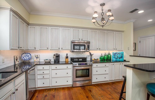 Saint Simons Island House | Sassy Peach Cottage - 5 Bed/4.5 Bath. Large Pool. Near Lighthouse/Pier/Village!