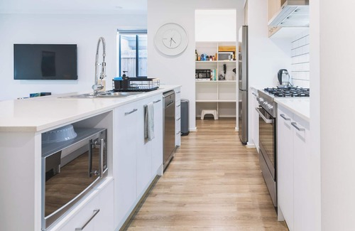 St Leonards House | Sauna + King Beds Tranquillity Base Fun Family Home