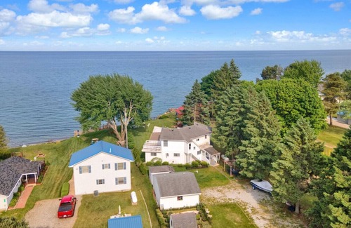 Richmondville House | Sauna & Sun: Grandview Beachfront Haven!