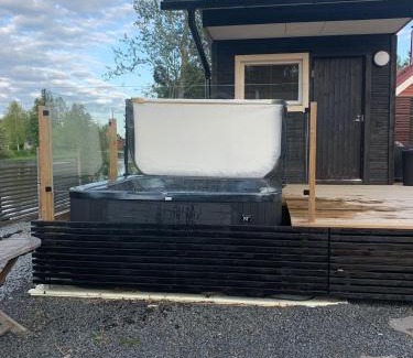 Pori Ski Chalet | Sauna, tupa ja poreallas joen varrella