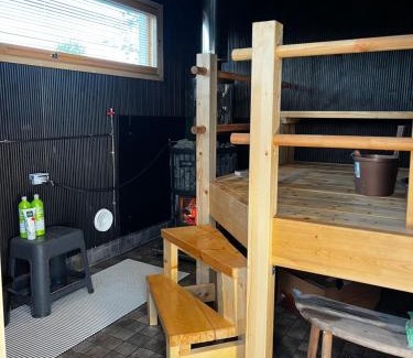 Pori Ski Chalet | Sauna, tupa ja poreallas joen varrella