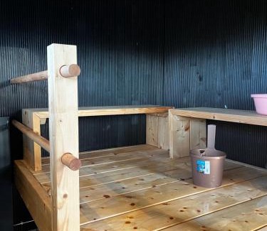 Pori Ski Chalet | Sauna, tupa ja poreallas joen varrella
