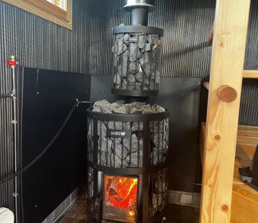 Pori Ski Chalet | Sauna, tupa ja poreallas joen varrella
