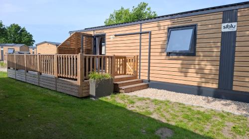Kropswolde Ski Chalet | Savacejo Luxe Nieuw Chalet met Prachtig Uitzicht op het Zuidlaardermeer