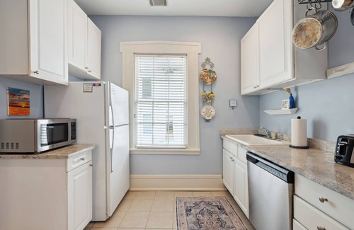 Historic Downtown Savannah House | Savannah Canvas Cottage, Near Forsyth Park