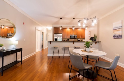 Old West Broad Neighborhood Apartment | Savannah Residences|Private Parking|3BR/2BA