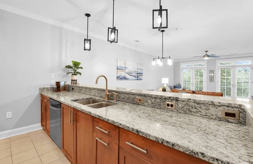 Old West Broad Neighborhood Apartment | Savannah Residences|Private Parking|5BR/4BA