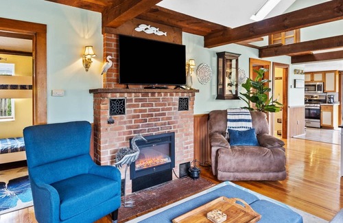 Wareham Center House | Save 10% on Fall Stays - Book by Nov 21!