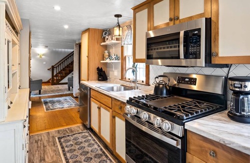 Wareham Center House | Save 10% on Fall Stays - Book by Nov 21!