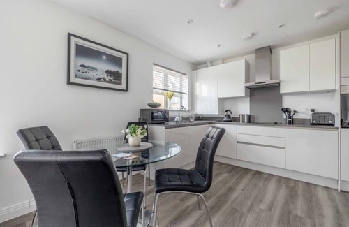 Runnymede Condo | SAVILL GARDEN ❤ VIRGINIA WATER LAKE & FREE PARKING