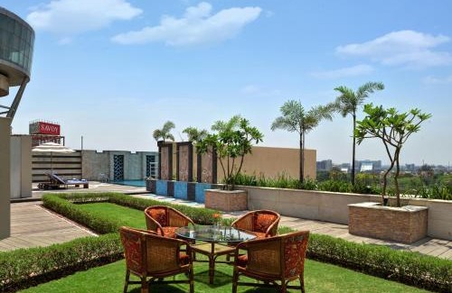 IMT Manesar Hotel | Savoy Suites Manesar