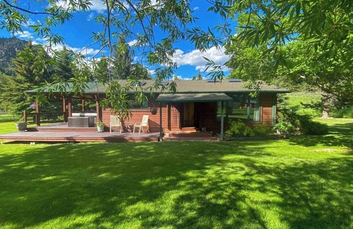 Clinton House | Sawmill Cabin By Rock Creek, Cozy Log Cabin Near River + Hot Tub and Fireplace