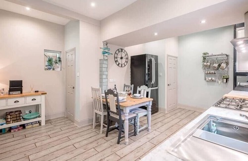 Felixstowe House | Saxon Lodge Cottage near beach, Felixstowe