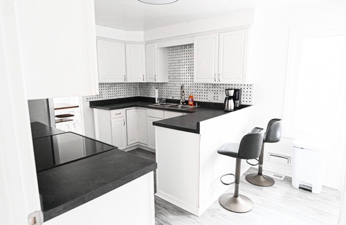 South Bend House | SB Home w Fireplace minutes to Notre Dame. Sleeps 6
