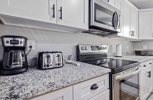 Avis Oaks House | Scallop Season Brand-New Coastal Retreat – Near Weeki Wachee, Pine Island Beach & Top Attractions!