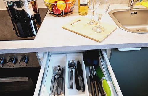 Buderich Apartment | Scandi Studio with balcony I 15 min Düsseldorf fair & airport