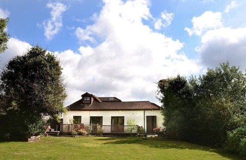 Epsom House | Scandi-Style 4B Bungalow Large Garden and Parking