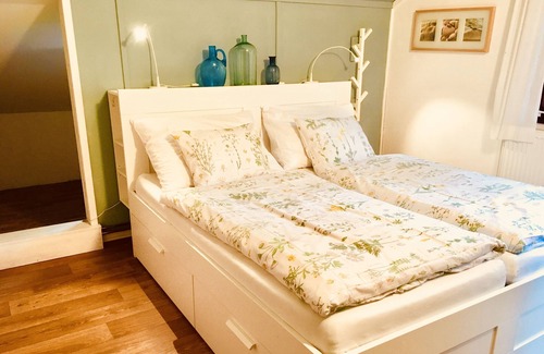 Lhota House | Scandinavian cottage by lake 20 min from Prague (pets welcome)