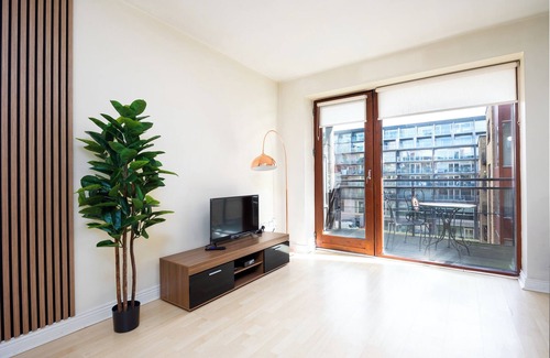 North Wall Apartment | Scandinavian-Inspired 2Bed near River Liffey