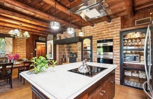 El G.H.E.K.O. Apartment | "Scarritt House" Double Luxe Bedroom for 4 people