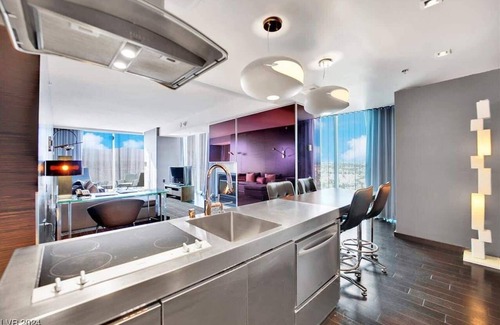 Las Vegas Condo | Scenic 1BR at Palms Incredible Views + Private Balcony 08321