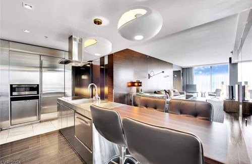 Las Vegas Condo | Scenic 1BR at Palms Incredible Views + Private Balcony 08321