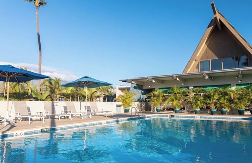 Kahului Hotel | Scenic Afternoon Beach Stroll: Two Ocean View Rooms with Outdoor Pool Access