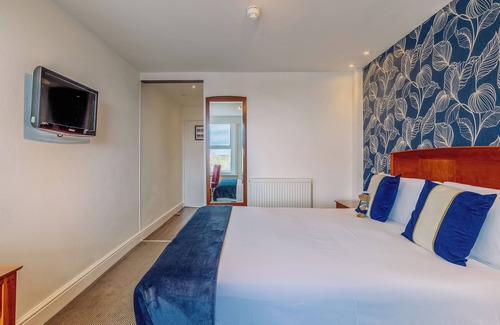 Westcliff-on-Sea Hotel | Scenic Coastal Retreat Close to Southend Beach & Cliffs Pavilion