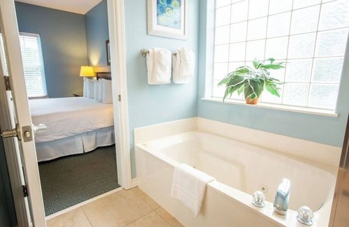 Branson Hotel | Scenic Escape w/Kitchen & Fireplace – Near Branson's Top Hotspots | 3 Units