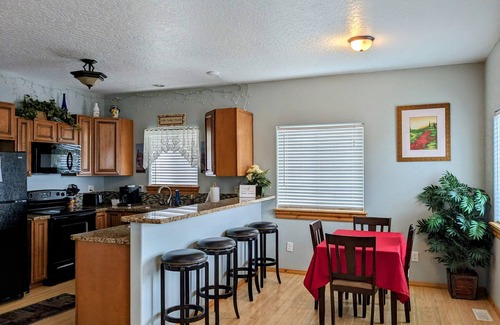 Weiser House | Scenic Guest House Retreat with Stunning Views, Full Kitchen & Fast Wi-Fi.