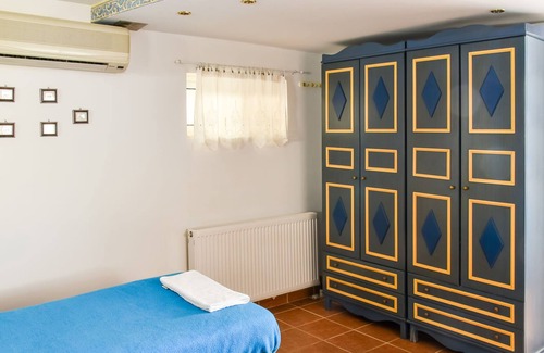 Azolimnos House | Scenic Holiday Home in Syros with Balcony