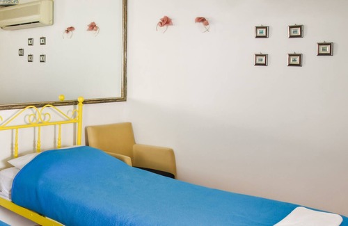 Azolimnos House | Scenic Holiday Home in Syros with Balcony